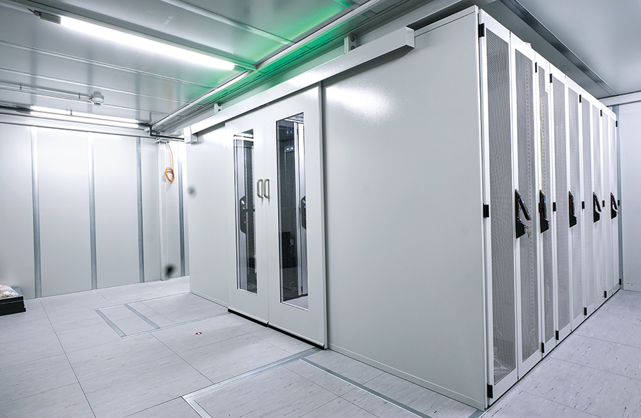 For the time being, the Basic Protection room in Stade accommodates eight VX IT racks. Aisle containment ensures warm and cold air are kept separate.