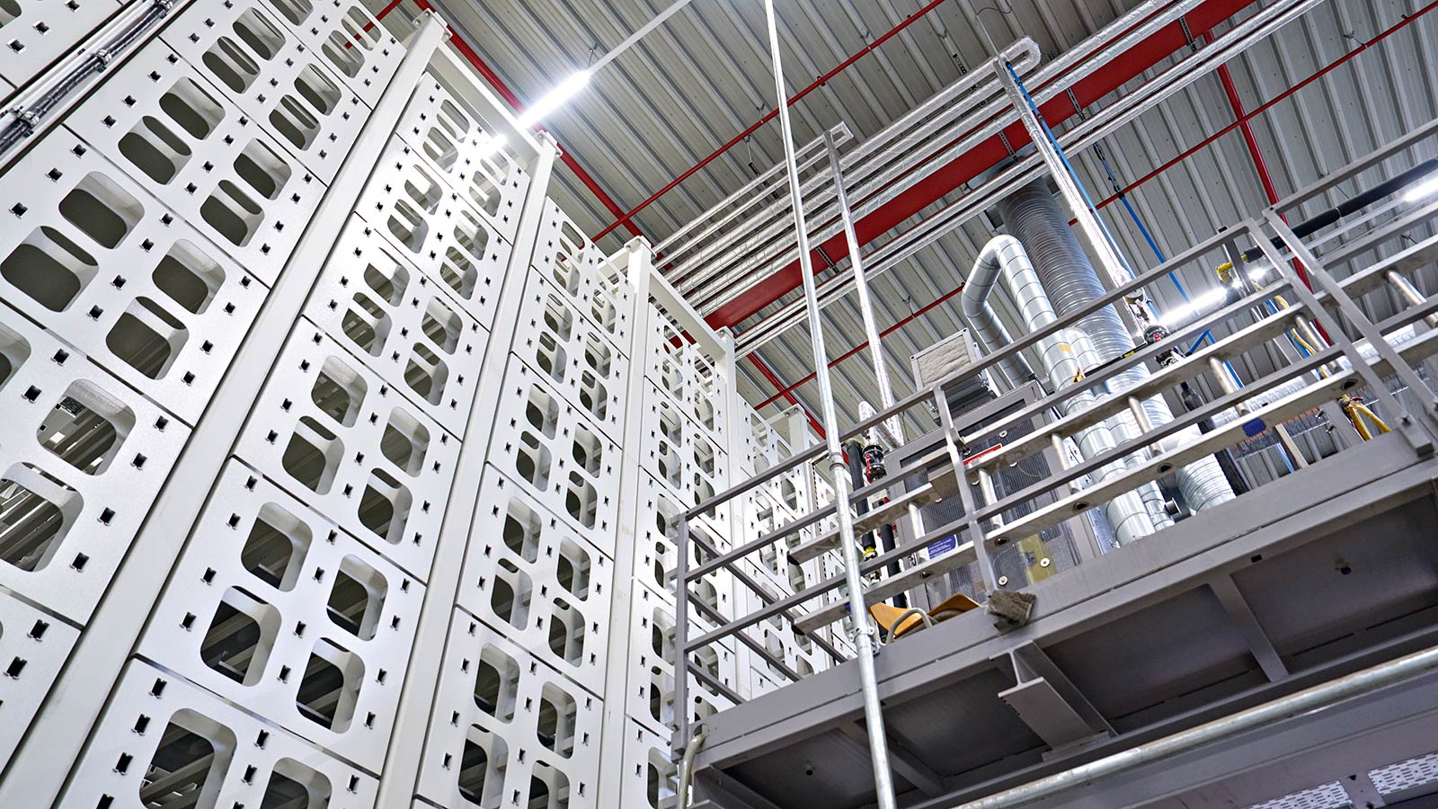 In the high-bay warehouse: This is where  the preliminary products for the cells are  stored. They are made from CFC-free foamed individual elements. Tongue-and-groove  profiles and foamed hook closures ensure  form-fit connections.