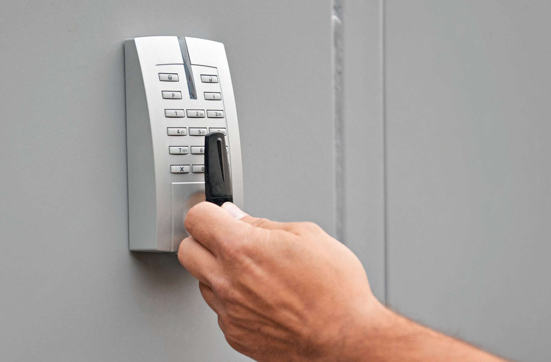 Zugang nur für Befugte – Mehrere Türen, ein angepasster Zutrittsschlüssel und eine dauerhafte Alarmanlage sichern die vertraulichen Daten im Container. Ⓒ Michael Koch