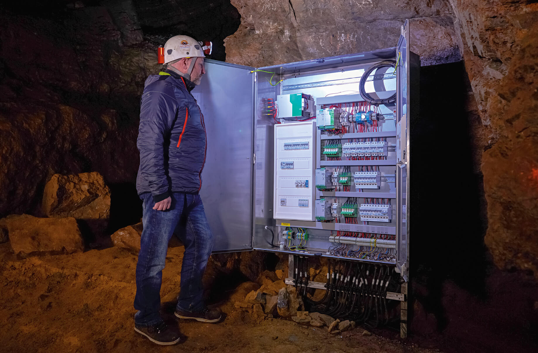 Um einen störungsfreien Ablauf zu gewährleisten, setzt Cave Lighting bei Stromversorgung, Überspannungsschutz, Reihenklemmen, Steckverbindern und Steuerungstechnik konsequent auf hochwertige Produkte von Phoenix Contact. Ⓒ Michael Koch