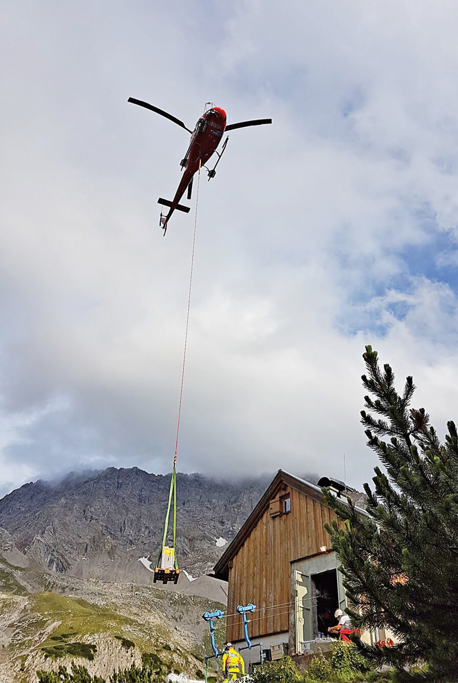 Logistische Meisterleistung – Weil die Coburger Hütte in Tirol für Lkws uner­reichbar ist, mussten die ­Kom­ponenten der Energy-Storage-Lösung per Hubschrauber eingeflogen werden. Ⓒ StromvomDach Erl GmbH