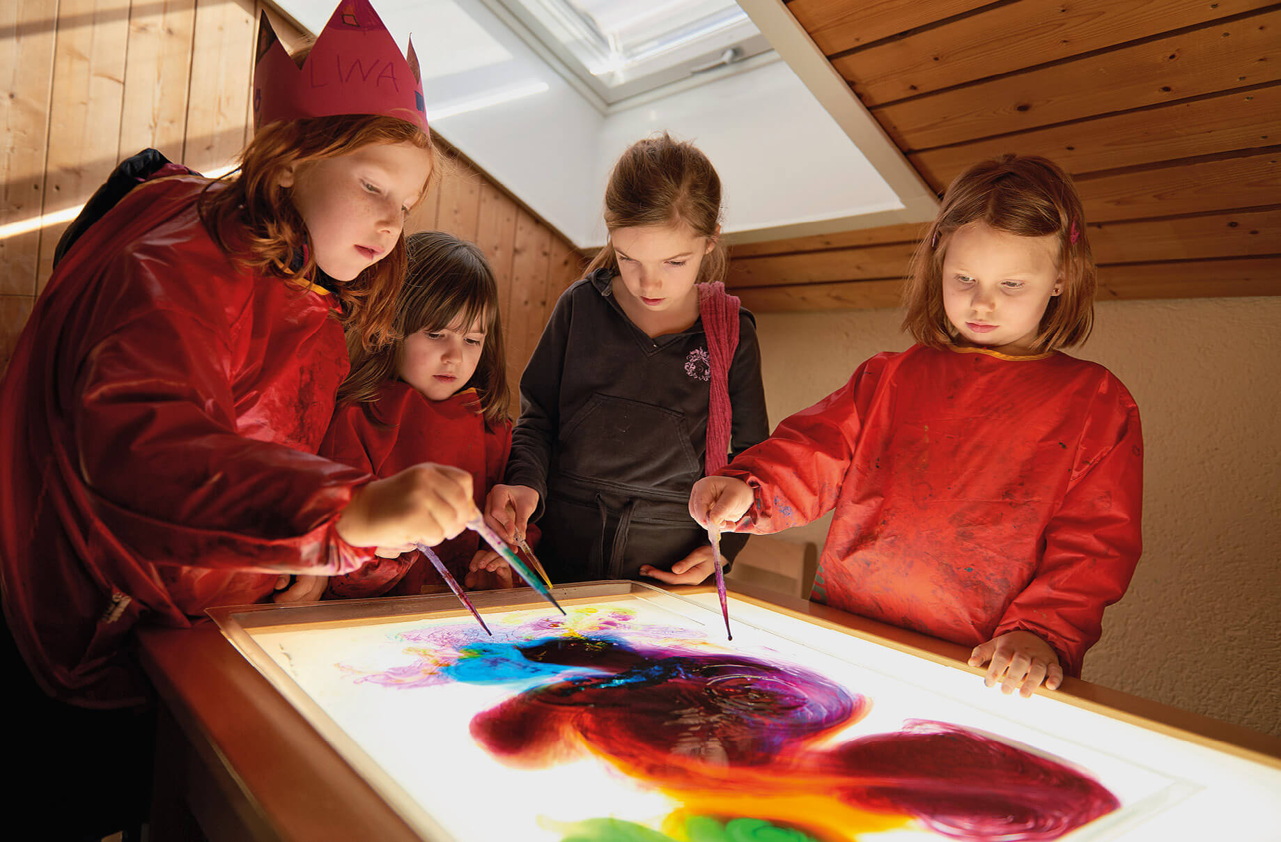 Was passiert, wenn ich Farben mische? In der Kindertagesstätte finden die Kinder eine spielerische Antwort auf diese Frage. Ⓒ Michael Koch
