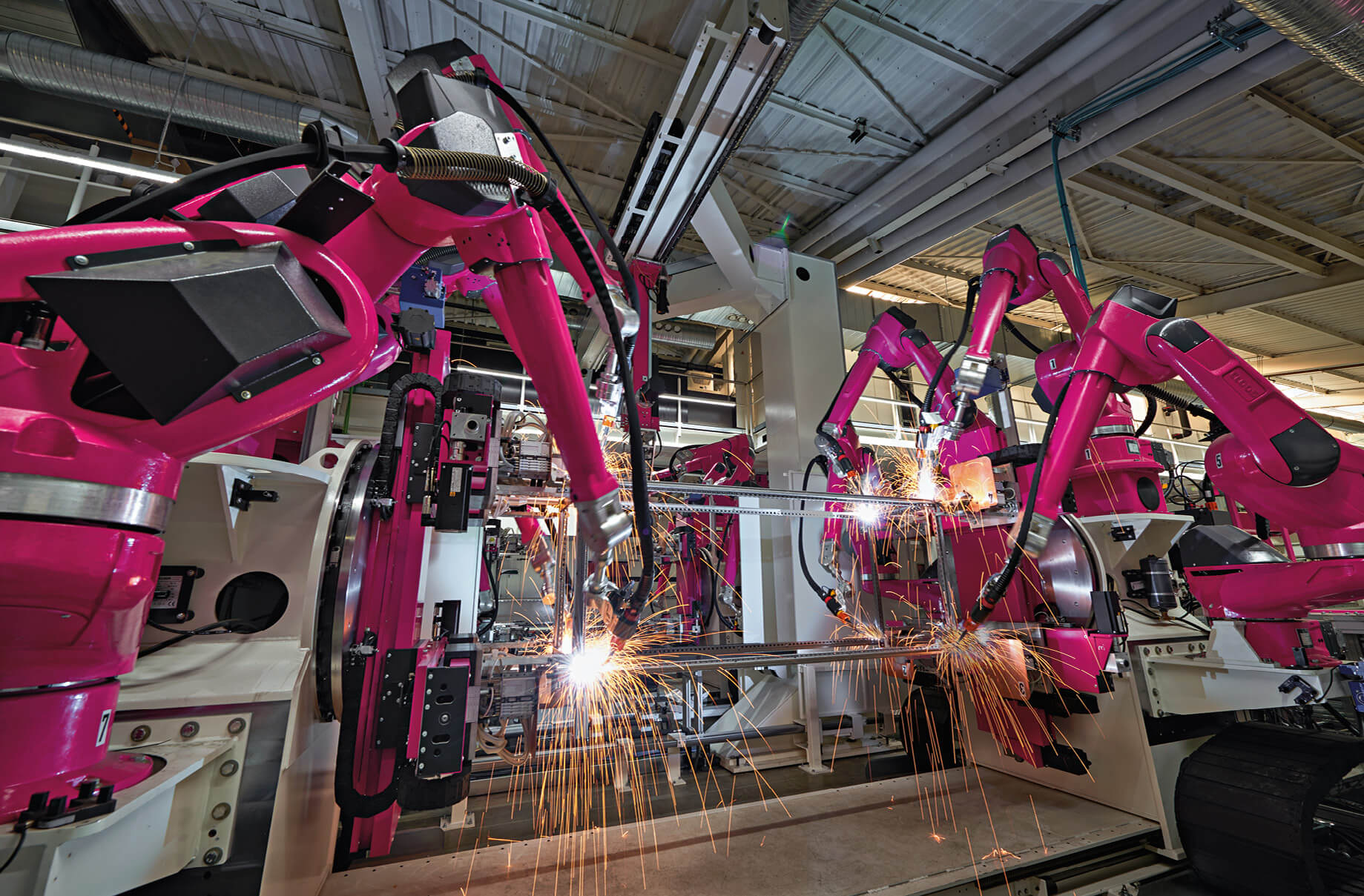 31 Roboter schweißen vollautomatisch den Rahmen des Großschranksystems. Ⓒ thyssenkrupp, Michael Koch