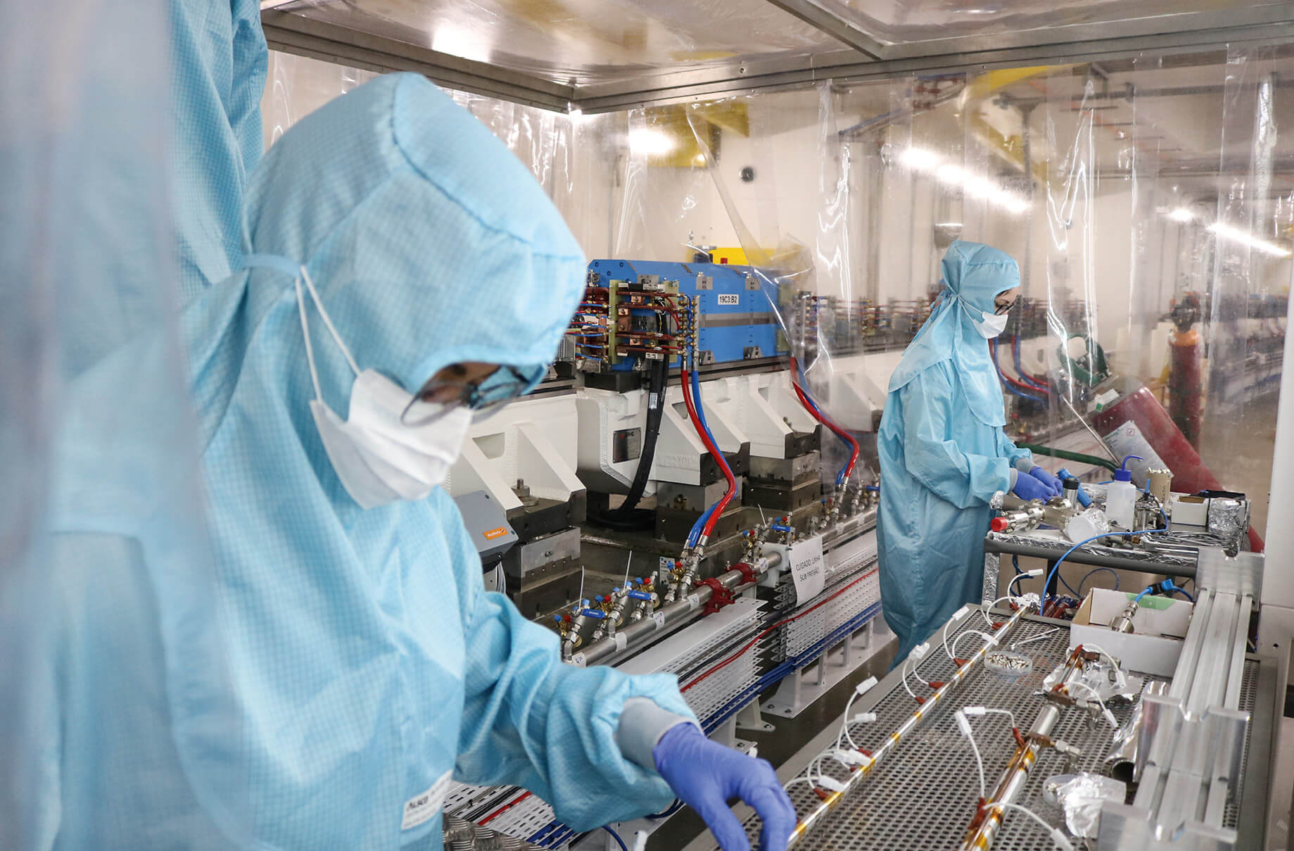 Das Bild zeigt Mitarbeiter des Labors, die das Vakuumsystem in einem der Teilchenbeschleuniger des Projekts Sirius installieren.