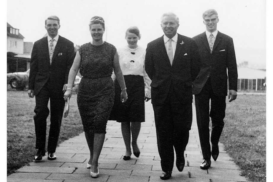 Rudolf Loh mit seiner Frau Irene auf dem Weg zur Feier der Silberhochzeit im Jahr 1966.