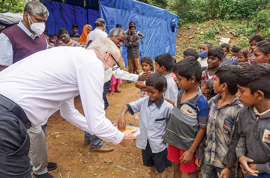 Vor Ort sein: Rainer Reissner, Geschäftsführer der Rittal Foundation, besuchte das Camp der Landlosen in den Ausläufern von Bangalore.