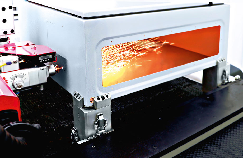 Perforex LC 3030: Das Lasercenter wurde speziell für die automatisierte, mechanische Modifizierung von Standard-Schaltschränken aus Edelstahl, Stahlblech und pulverbeschichteten Blechen entwickelt.