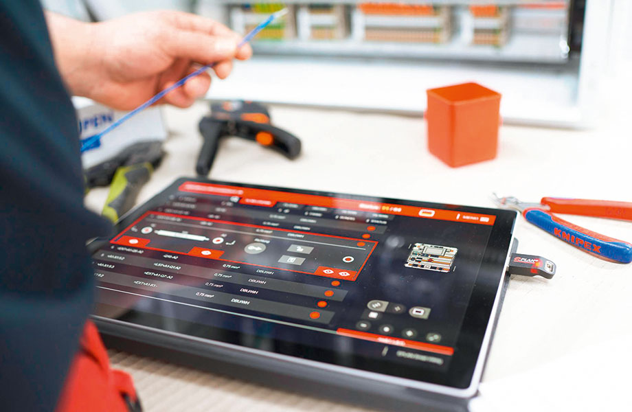 Eplan Smart Wiring: Die Software ist ein virtueller Assistent bei der manuellen Verdrahtung im Schaltschrankbau: Vom Anschlusspunkt bis zum exakten Verlegeweg stellt die Software alle notwendigen Informationen in digitaler Form bereit – bei Bedarf auch in 3D. © Digital Fotogroup/Michael Koch