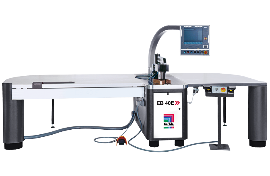 Die EB40 Professional E ist die Maschine der Professional Line der Biegemaschinen. Das „E“ im Namen steht für den Elektroantrieb der Maschine, der Energieeinsparungen von bis zu 70 % ermöglicht. © Rittal