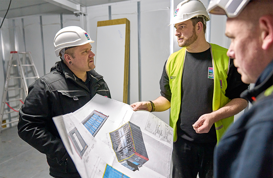 Die Projektbeteiligten von Rittal und WestfalenWIND IT gehen die nächsten Schritte des Ausbaus durch. (© Michael Koch/Digital Fotogroup)