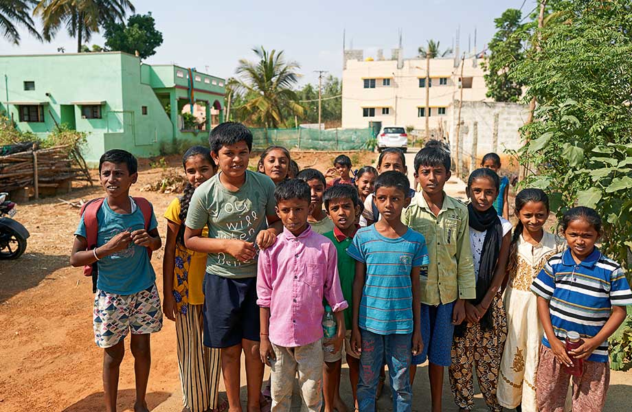 In den Dörfern rund um Bangalore bietet die Debora Foundation Förderprojekte für Kinder aus armen Verhältnissen an. Wichtig ist dem Team, immer im Gespräch mit den Ortsansässigen zu bleiben. (Bildnachweis:Debora Foundation)