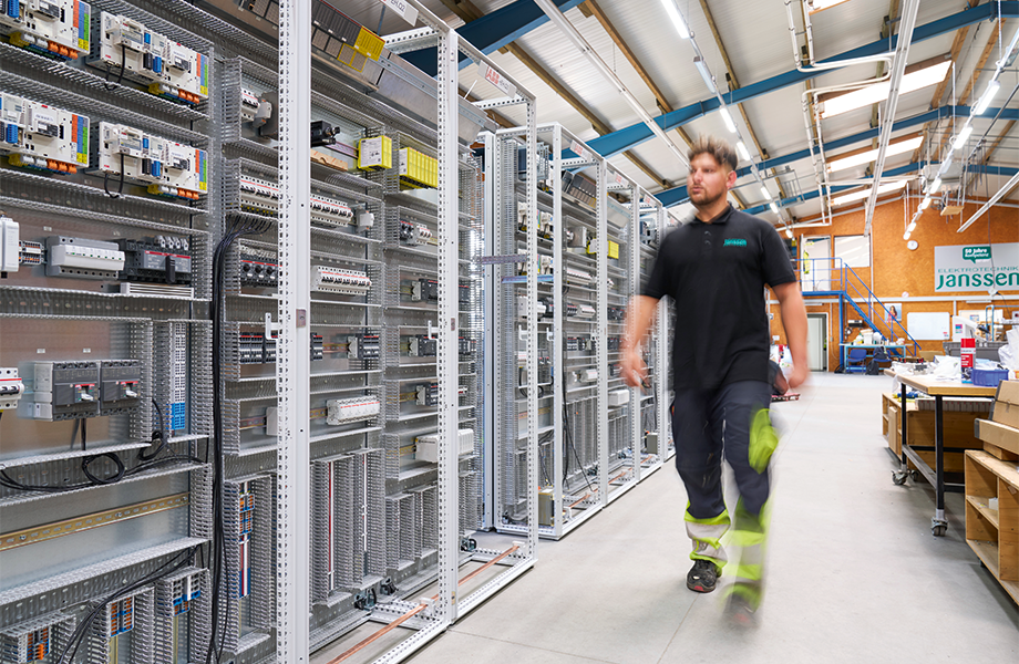 Die Auftragsbücher sind voll: Im niedersächsischen Nordenham baut ETJ mit seinen insgesamt knapp 60 Beschäftigten die Steuerungsanlagen für Stapelkräne in Häfen. (© Digital Fotogroup/Michael Koch)