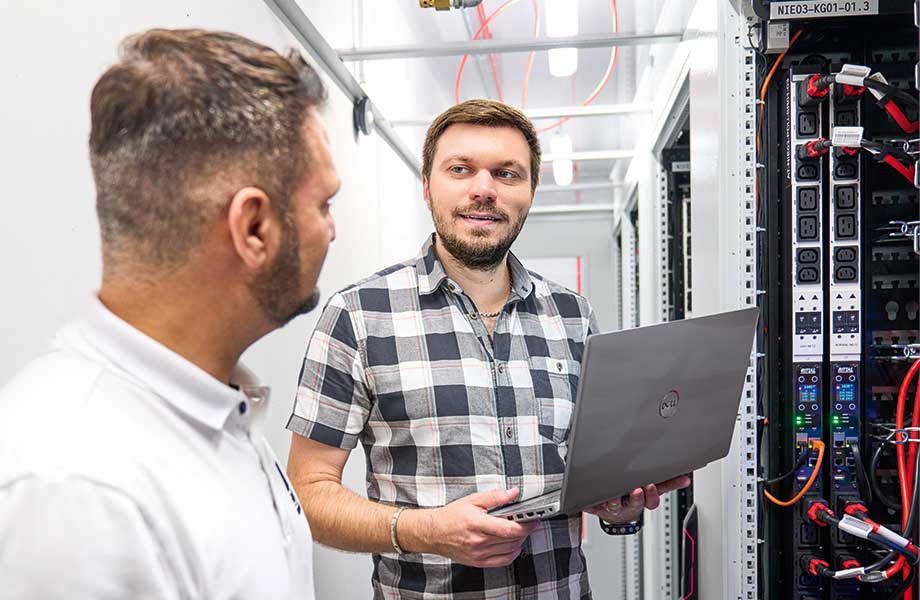 Antonio Giffuni, Systemberater vom Rittal IT Außendienst (links) und Christian Dewina im neuen Rechenzentrum von BORA. (© Digital Fotogroup/Michael Koch)
