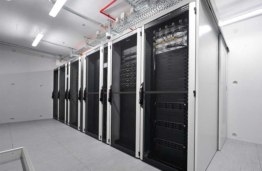 Sicher, effizient, platzsparend: Die Server-Schränke VX IT von Rittal bieten für BORA modernste Möglichkeiten. (© Digital Fotogroup/Michael Koch)