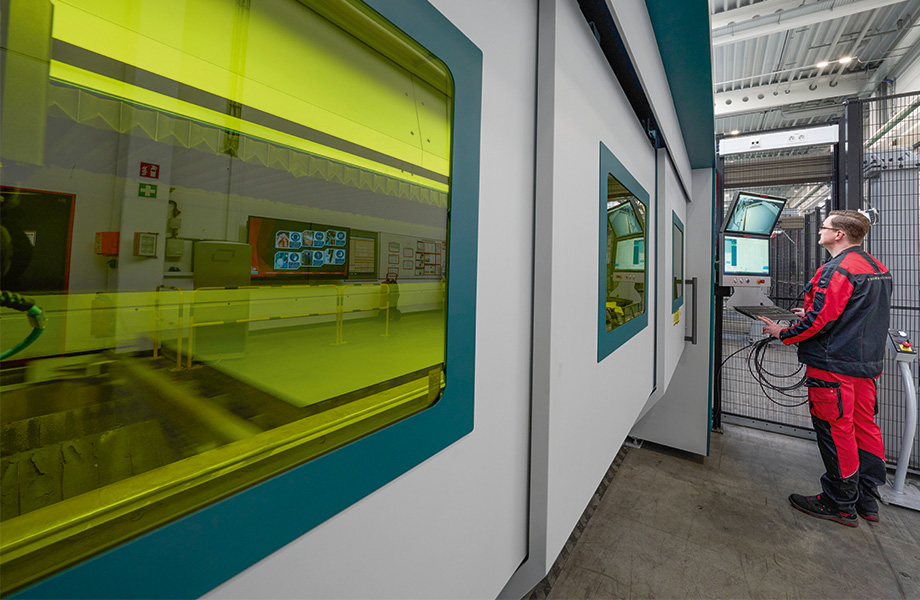 Die neue Laserschneidanlage schneidet aus Feinblech jede beliebige Form und Stückzahl. (© Digital Fotogroup/Michael Koch)
