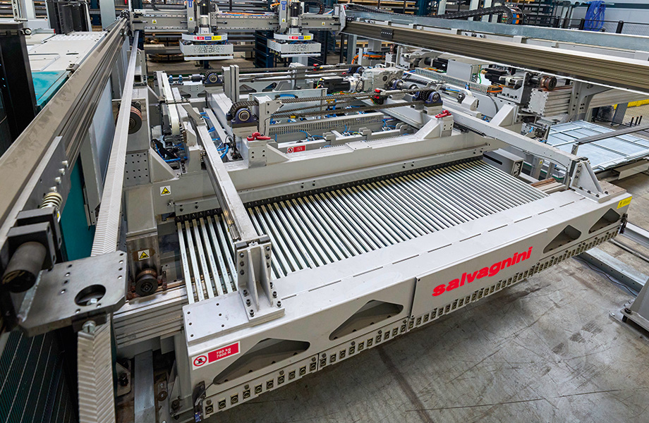 Das Hochregallager bietet 800 Regalplätze, aus denen die Bleche automatisch entnommen und zur Laserschneidanlage transportiert werden. (© Digital Fotogroup/Michael Koch)