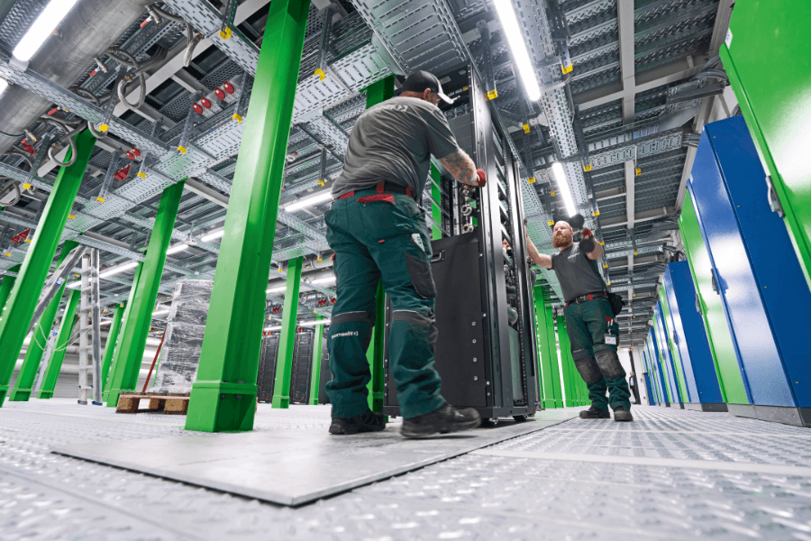 Wie kommt DLC ins Data Center? Nicht zuletzt durch Millimeterarbeit mit viel Augenmaß und Muskelkraft. (© Michael Koch/Digital Fotogroup)