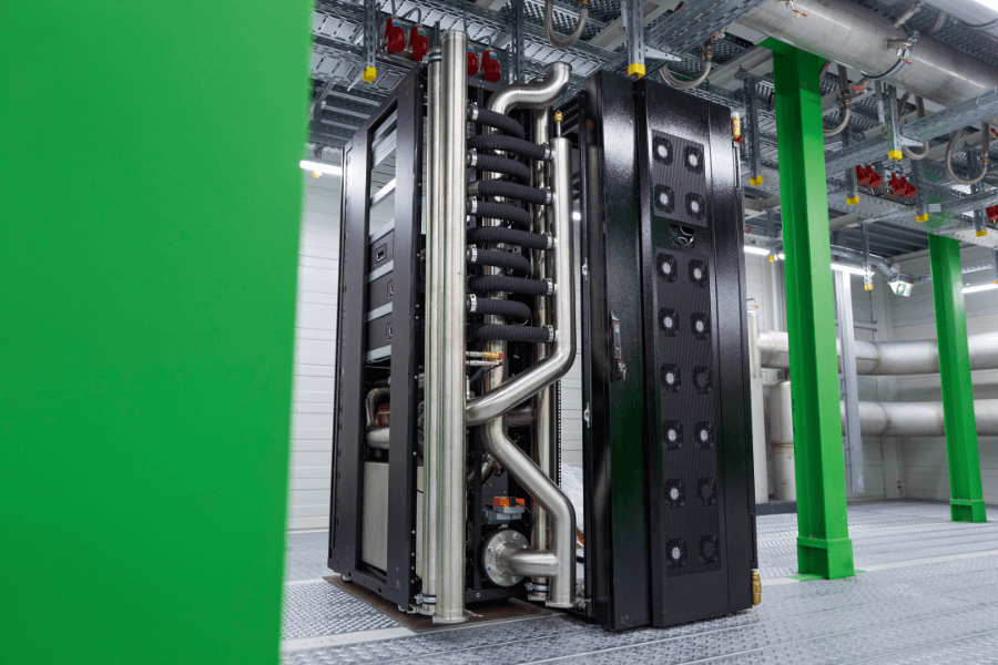 Power auf engstem Raum: Über 1 MW Kühlleistung für direkte Chipkühlung mit Wasser. (© Michael Koch/Digital Fotogroup)