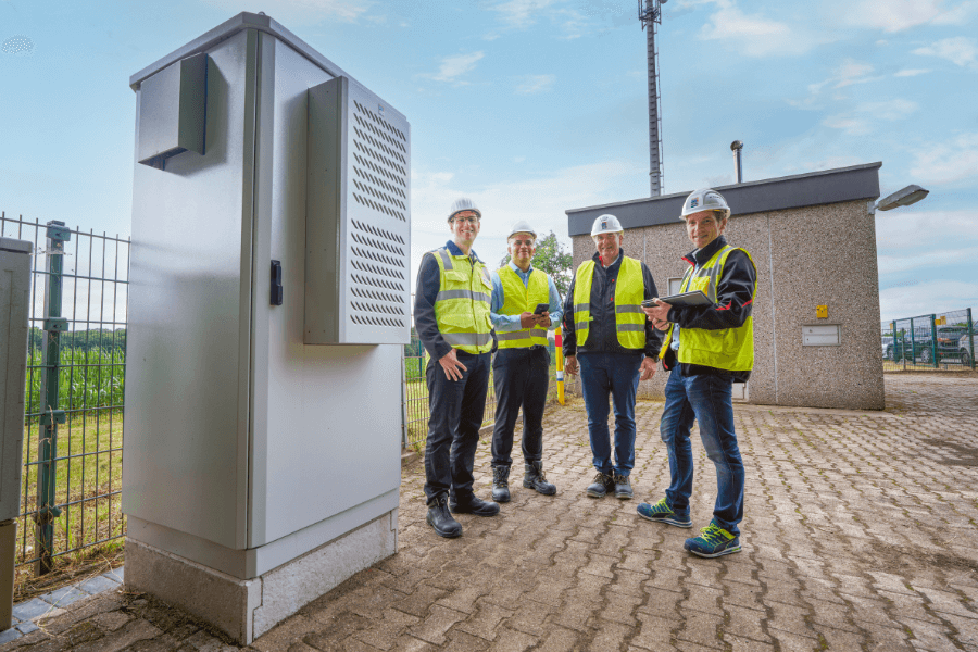 Das Gesamtkonzept konnte nur in Teamarbeit entwickelt und umgesetzt werden: (Bild v.l.n.r.) Simon Bartoschewski (ELE Verteilnetz GmbH), Kevin Leuze (Bechtle IT Systemhaus Rottenburg) sowie Joachim Schwan und Stefan Hauser (beide Rittal). (© Michael Koch/Digital Fotogroup)