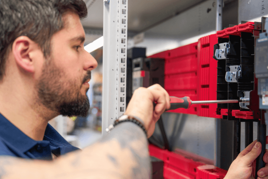 Schneller zur Spannung: Die Einspeisung ist flexibel und platzsparend gestaltet. (© Michael Koch/Digital Fotogroup)
