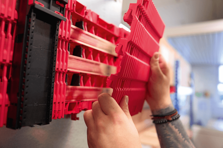 Die Schienen sitzen ohne Halterplanung sicher im Board – mit Berührungsschutz bis IP 2XB oder IP 3X. (© Michael Koch/Digital Fotogroup)