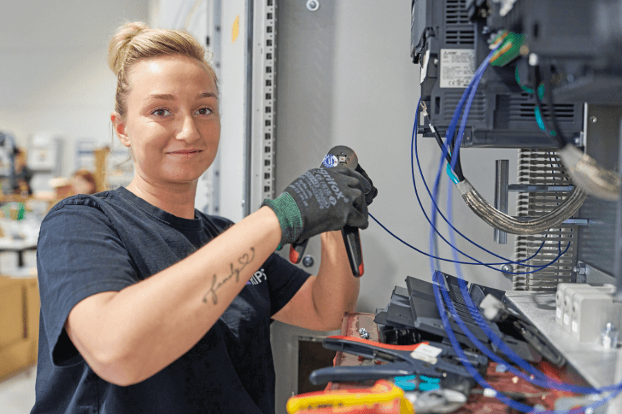 Eine effiziente Kabelkonfektionierung erfordert hohe Präzision und Geschwindigkeit. Bei TRIPS sind Frauen die treibende Kraft in diesem Bereich. (© Michael Koch/Digital Fotogroup)