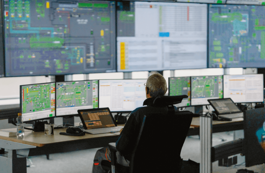 Monitor an Monitor, Dashboard an Dashboard – dem neuen Baggage Control Center am Flughafen Frankfurt entgeht nichts. (© Michael Koch/Digital Fotogroup)