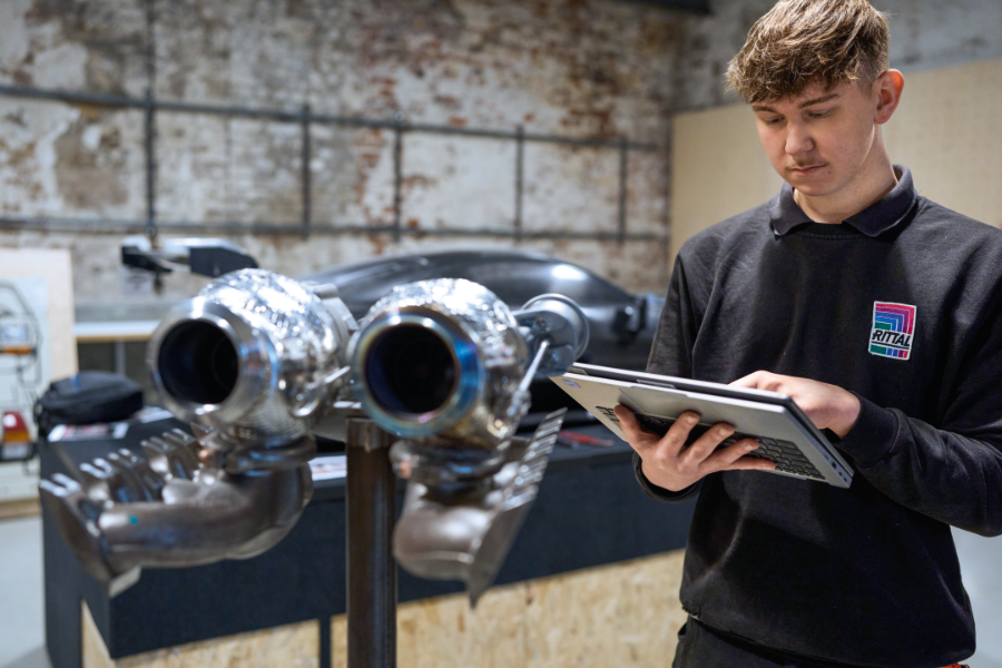 Mit Leidenschaft dabei: Die Azubis Nick Rosin (© Michael Koch/Digital Fotogroup)