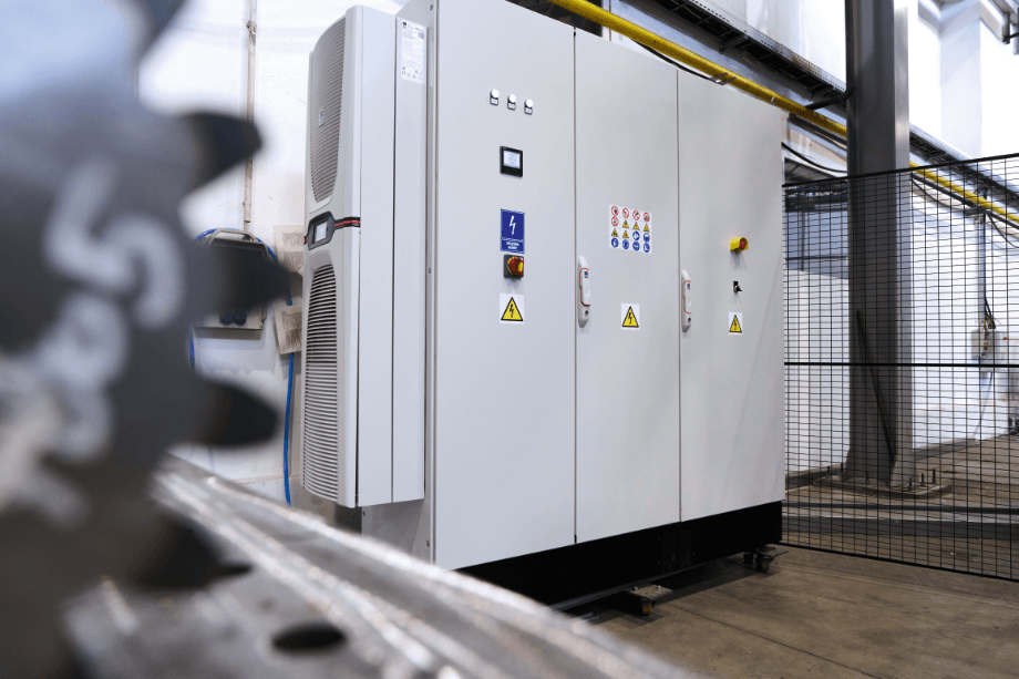 Im Hintergrund spielt Schaltschranktechnik von Rittal dabei eine bedeutende Rolle.