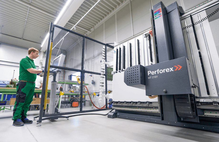 Zunehmende Datendurchgängigkeit mit Eplan sowie digital verbundene Maschinen – darunter das Rittal Milling Terminal Perforex (oben) – lassen die Beschäftigten von KlöMö besser, schneller und effizienter arbeiten.