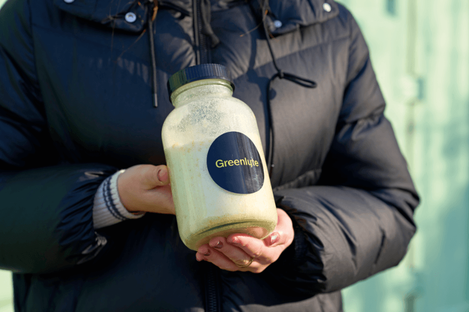 Greenlyte im Glas – in Granulat gebundenes CO₂. Bild: Michael Koch/Digital Fotogroup