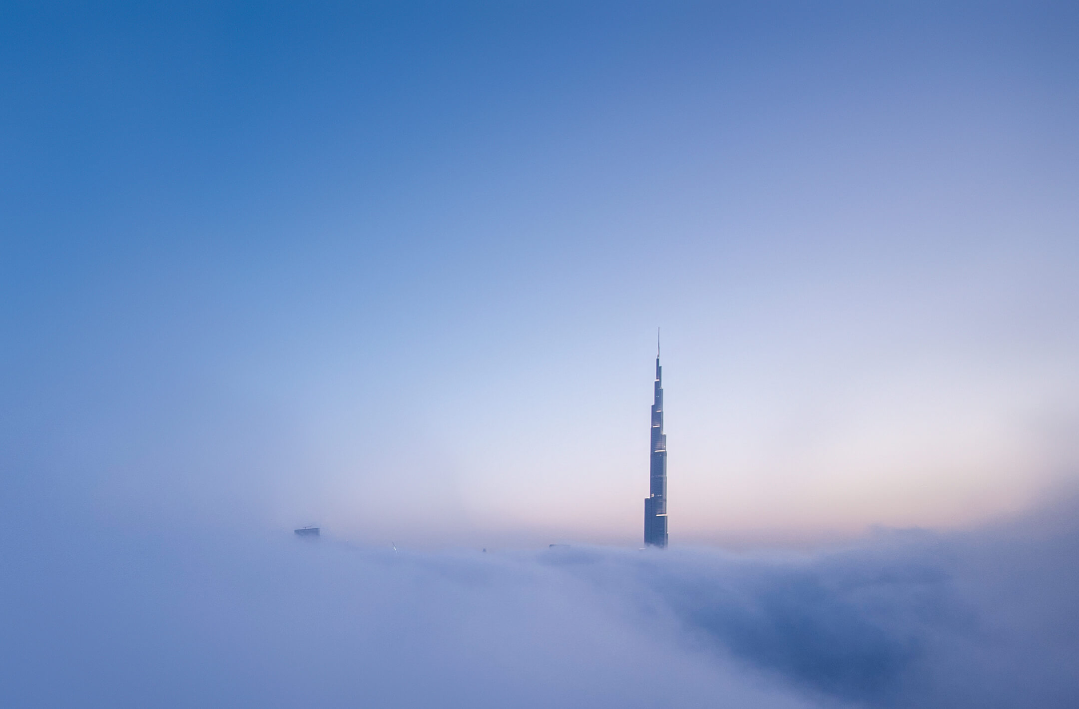 Himmelsstürmer: Wer den Blick über die Wolken wagen möchte, muss gleich im doppelten Sinne schwindelfrei sein. Denn wer seine Höhenangst überwindet und die Aussichtsplattform des Burj Khalifa in Dubai im 148. Stock besucht, muss dafür durch die höchste Karusselltür der Welt. Diese stammt vom Marktführer für Eingangslösungen, dem Unternehmen Boon Edam mit Hauptsitz im niederländischen Edam. IT-seitig setzt der Türspezialist auf eine integrierte PLM-Lösung auf Basis von SAP 4/HANA – unterstützt durch Cideon. Der Kern der Lösung bei Boon Edam besteht darin, Konstruktionszeichnungen automatisch in SAP zu integrieren und so eine zentrale Quelle – also eine „Single Source of Truth“ – für lokal erzeugte Daten mit unternehmensweitem Zugriff zu schaffen. Auch werden zukünftig Zeichnungen und relevante Dokumente für den Einkauf und das Angebotswesen nach definierten Regeln automatisch erzeugt. © National Geographic Creative/Alamy Stock Photo